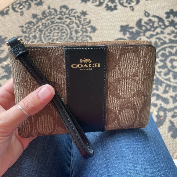 Never been used coach corner zip leather wristlet - Picture 4 of 4